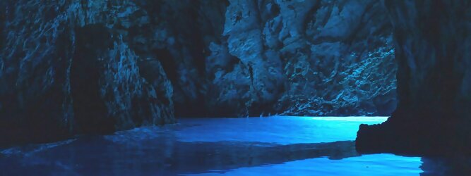 FerienhausGranCanaria Reisetipps - Die Blaue Grotte von Bisevo in Kroatien ist nur per Boot erreichbar. Atemberaubend schön fasziniert dieses Naturphänomen in leuchtenden intensiven Blautönen. Ein idyllisches Highlight der vorzüglich geführten Speedboot-Tour im Adria Inselparadies, mit fantastisch facettenreicher Unterwasserwelt. Die Blaue Grotte ist ein Naturwunder, das auf der kroatischen Insel Bisevo zu finden ist. Sie ist berühmt für ihr kristallklares Wasser und die einzigartige bläuliche Farbe, die durch das Sonnenlicht in der Höhle entsteht. Die Blaue Grotte kann nur durch eine Bootstour erreicht werden, die oft Teil einer Fünf-Insel-Tour ist.