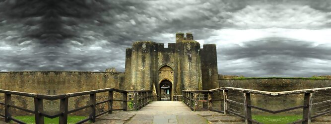 FerienhausGranCanaria Reisetipps - Caerphilly Castle - ein Bollwerk aus dem 13. Jahrhundert in Wales, Vereinigtes Königreich. Mit einem aufsehenerregenden Turm, der schiefer ist wie der Schiefe Turm zu Pisa. Wie jede Burg mit Prestige, hat sie auch einen Geist, „The Green Lady“ spukt in den Gemächern, wo ihr Geliebter den Tod fand. Wo man in Wales oft – und nicht ohne Grund – das Gefühl hat, dass ein Schloss ziemlich gleich ist, ist Caerphilly Castle bei Cardiff eine sehr willkommene Abwechslung. Die Burg ist nicht nur deutlich größer, sondern auch älter als die Burgen, die später von Edward I. als Ring um Snowdonia gebaut wurden.