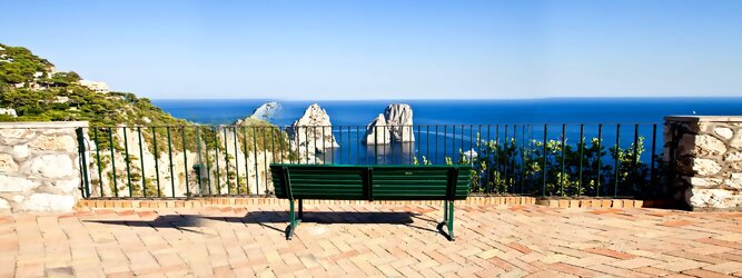 FerienhausGranCanaria Feriendestination - Capri ist eine blühende Insel mit weißen Gebäuden, die einen schönen Kontrast zum tiefen Blau des Meeres bilden. Die durchschnittlichen Frühlings- und Herbsttemperaturen liegen bei etwa 14°-16°C, die besten Reisemonate sind April, Mai, Juni, September und Oktober. Auch in den Wintermonaten sorgt das milde Klima für Wohlbefinden und eine üppige Vegetation. Die beliebtesten Orte für Capri Ferien, locken mit besten Angebote für Hotels und Ferienunterkünfte mit Werbeaktionen, Rabatten, Sonderangebote für Capri Urlaub buchen.