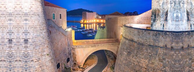 FerienhausGranCanaria Stadt Urlaub - Dubrovnik - Einen Wahnsinns Panoramablick hat man von Dubrovniks Hausberg Srd. Empor geht’s ganz easy und entspannt, minutenschnell mit der Luftseilbahn. Für begeisterte GOT-Fans empfiehlt sich die speziell geführte Game-of-Thrones-Tour zu den bekanntesten Drehorten und Schauplätzen der erfolgreichen Kultserie, der Eiserne Thron ist auf der kleinen idyllischen Insel Lokrum zu bestaunen. Die beliebtesten Orte für Dubrovnik Ferien, locken mit besten Angebote für Hotels und Ferienunterkünfte mit Werbeaktionen, Rabatten, Sonderangebote für Dubrovnik Urlaub buchen. Reisedaten eingeben und Hotel Flug Mietwagen Attraktionen Taxis für eine Dubrovnik Reise flexibel buchen. Sollten sich die Pläne ändern, sind viele der Unterkünfte und Zimmer in Dubrovnik kostenfrei stornierbar.