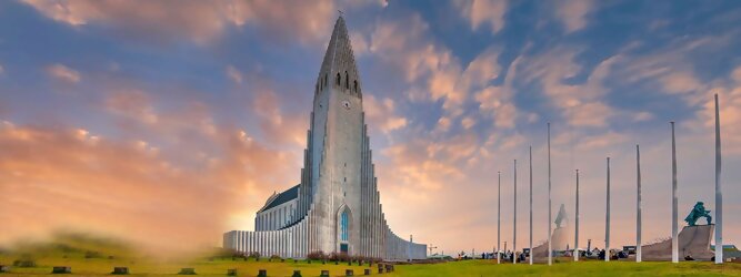FerienhausGranCanaria Reisetipps - Hallgrimskirkja in Reykjavik, Island – Lutherische Kirche in beeindruckend martialischer Betonoptik, inspiriert von der Form der isländischen Basaltfelsen. Die Schlichtheit im Innenraum erstaunt, bewegt zum Innehalten und Entschleunigen. Sensationelle Fotos gibt es bei Polarlicht als Hintergrundkulisse. Die Hallgrim-Kirche krönt Islands Hauptstadt eindrucksvoll mit ihrem 73 Meter hohen Turm, der alle anderen Gebäude in Reykjavík überragt. Bei keinem anderen Bauwerk im Land dauerte der Bau so lange, und nur wenige sorgten für so viele Kontroversen wie die Kirche. Heute ist sie die größte Kirche der Insel mit Platz für 1.200 Besucher.