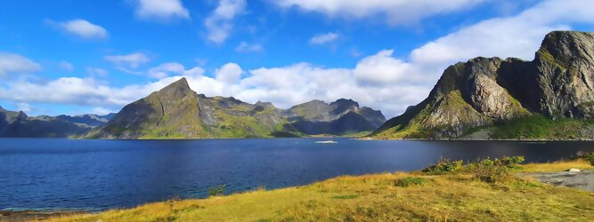 FerienhausGranCanaria Reisetipps - Die Lofoten Inseln Norwegen – Skandinaviens eiskalte Schönheit fasziniert mit atemberaubenden Nordlichtern und geradezu außerirdisch imposanten Gebirgskulissen. Land der Mitternachtssonne am Polarkreis, ein Paradies für Wanderer, Naturfreunde, Hobbyfotografen und Instagram er/innen. Die Lofoten gehören zu Norwegen und liegen nördlich des Polarkreises. Erfahren Sie hier, was für eine einzigartige Landschaft die Lofoten zu bieten haben und was Sie dort erwartet. Vorsicht akutes Fernweh! Die meisten von Ihnen kennen wahrscheinlich die Lofoten. Man stellt sich malerische Fischerdörfer vor, umgeben von hohen Bergen und tiefblauen Fjorden.