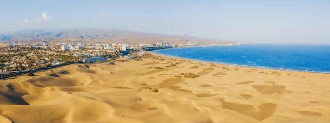 FerienhausGranCanaria - Sanddünen unter dem Leuchtturm Der Leuchtturm von Maspalomas erhebt sich im Süden von Gran Canaria, inmitten eines Küstenabschnitts, der zu den meistbesuchten Touristengebieten Europas zählt. Von Düne zu Düne - der Strand von Maspalomas. In Maspalomas, Playa del Inglés und Meloneras gibt es viele Hotels und Ferienwohnungen sowie unzählige attraktive Möglichkeiten für Tag- und Nachtaktivitäten, um den Aufenthalt am und um den Strand angenehm zu gestalten. Seit die ersten Besucher erkannten, dass schönes Wetter hier eine tägliche Gewohnheit war, hat der Leuchtturm von Maspalomas Tausende von Sonnentagen, Flitterwochen, Schwimmen und Strandspaziergängen gezählt.
