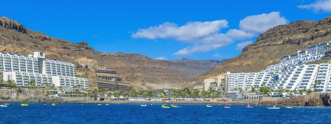 FerienhausGranCanaria - Urlaub in Playa Taurito ist besonders beliebt bei Familien. Wer dem Trubel der Großstädte Gran Canarias entfliehen möchte, ist am Playa Taurito genau richtig. Der kleine Badeort ist das ideale Ziel für Erholungssuchende. Der kleine Strand ist von Felsen eingerahmt, was Ruhe und Abgeschiedenheit garantiert. Der feine Sand lädt zum Sonnenbaden ein und das klare Wasser verführt zu einer Erfrischung. Wassersportler finden bei einem Urlaub in Playa Taurito ihr Paradies: Schnorchler und Schnorchler sind begeistert von der Vielfalt der Unterwasserwelt, während Surfer und Jetskifahrer den Wind nutzen.