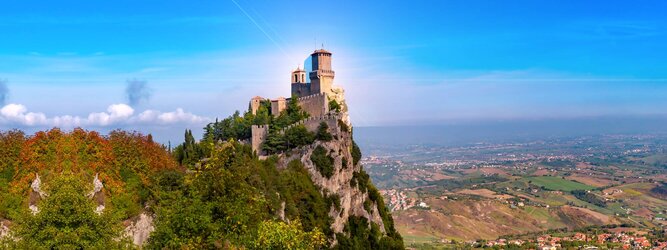 FerienhausGranCanaria Urlaubsdestination - San Marino – Hol ihn dir – den heißbegehrten Einreise-Stempel von San Marino. Nimm deinen Reisepass, besuche die örtliche Tourismusbehörde, hier wird die kleine Trophäe in dein Reisedokument gestempelt, es sieht gut aus und ist eine supertolle Urlaubserinnerung. Dieses neue Trendy-Reiselust-Souvenir passt ausgezeichnet zu den anderen außergewöhnlichen Stempeln deiner vergangenen Reisen. San Marino ist ein sehr interessanter Zwergstaat, eine Enklave, vollständig von Italien umgeben, eine der ältesten bestehenden Republiken und eines der reichsten Länder der Welt. Die beliebtesten Orte für Ferien in San Marino, locken mit besten Angebote für Hotels und Ferienunterkünfte mit Werbeaktionen, Rabatten, Sonderangebote für San Marino Urlaub buchen.